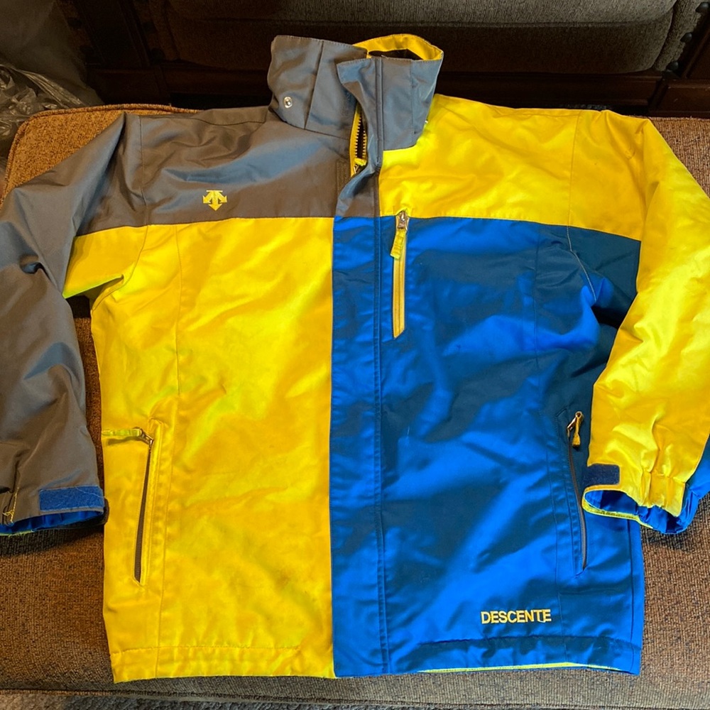 Boys size 14 Descente winter coat.  Missing hood.